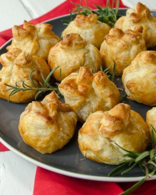 Apple Cranberry Mini Brie Bites
