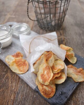 Potato Chips with Sour Cream and Onion Dip