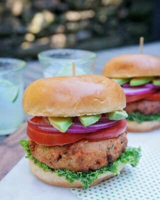 https://bluejeanchef.com/uploads/2019/03/salmon-burger-320x400.jpg