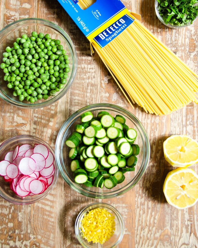 Lazy Girl's Zucchini Spaghetti [no fancy tools required!] with Peas, Crème  Fraîche and Pesto - Izy Hossack - Top With Cinnamon