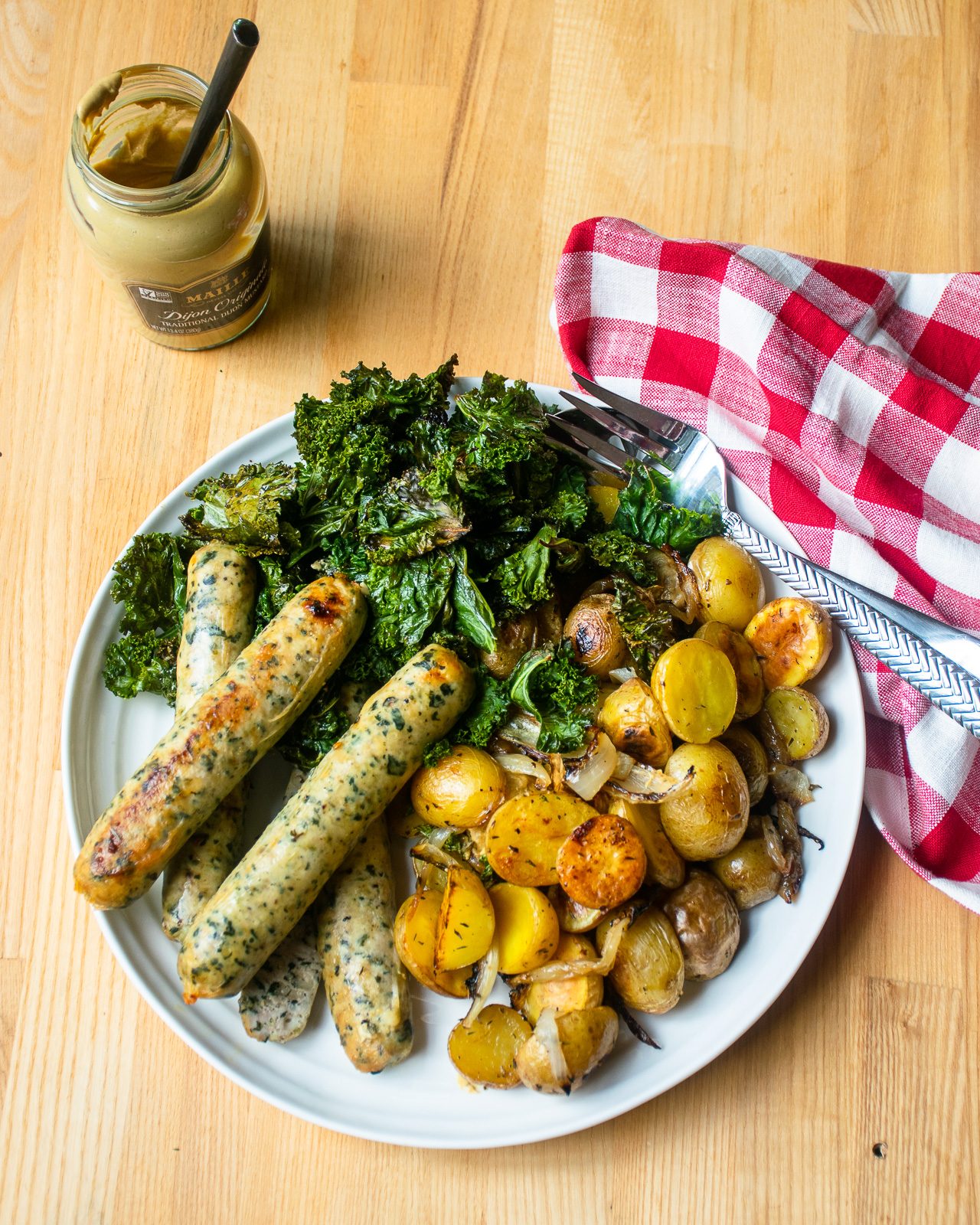 https://bluejeanchef.com/uploads/2022/07/Sheet-Pan-Sausages-Potatoes-Kale-1280-7067.jpg